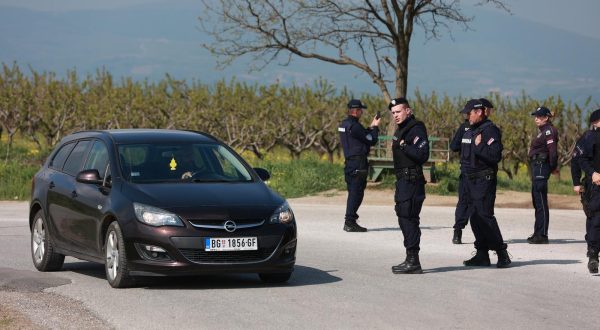 05.05.2023., Dubona, Srbija - Policija osigurava podrucje u selu Dubona kod Mladenovca gdje je sinoc doslo do pucnjave u kojoj je ubijeno osmero ljudi, a ranjeno ih je najmanje 15. Policija je pokrenula akciju "Vihor" i na teren poslala sve raspolozive snage. Photo: Davor Javorovic/PIXSELL