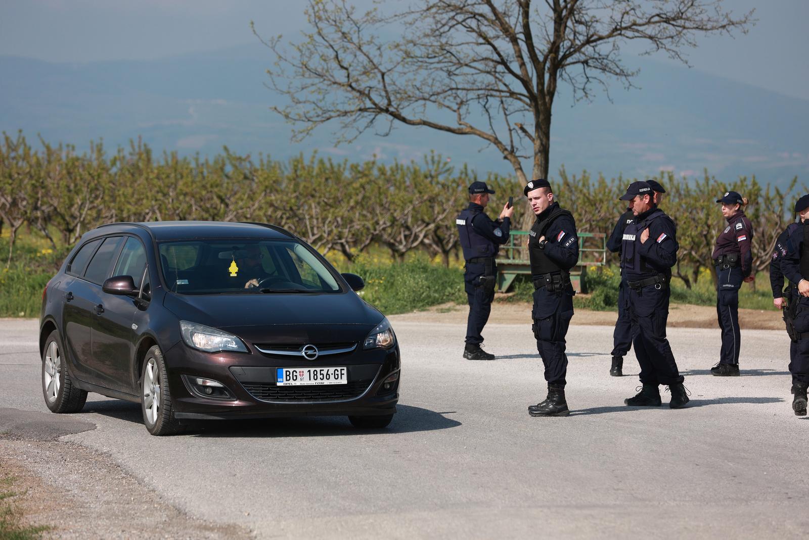05.05.2023., Dubona, Srbija - Policija osigurava podrucje u selu Dubona kod Mladenovca gdje je sinoc doslo do pucnjave u kojoj je ubijeno osmero ljudi, a ranjeno ih je najmanje 15. Policija je pokrenula akciju "Vihor" i na teren poslala sve raspolozive snage. Photo: Davor Javorovic/PIXSELL