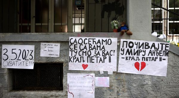 06.05.2023., Beograd, Bosna i Hercegovina - Brojni ljudi i cetvrti dan od ubojstva dolaze ispred osnovne skole "Vladislav Ribnikar" ostavljaju poruke, cvijece i pale svijece. Photo: Armin Durgut/PIXSELL
