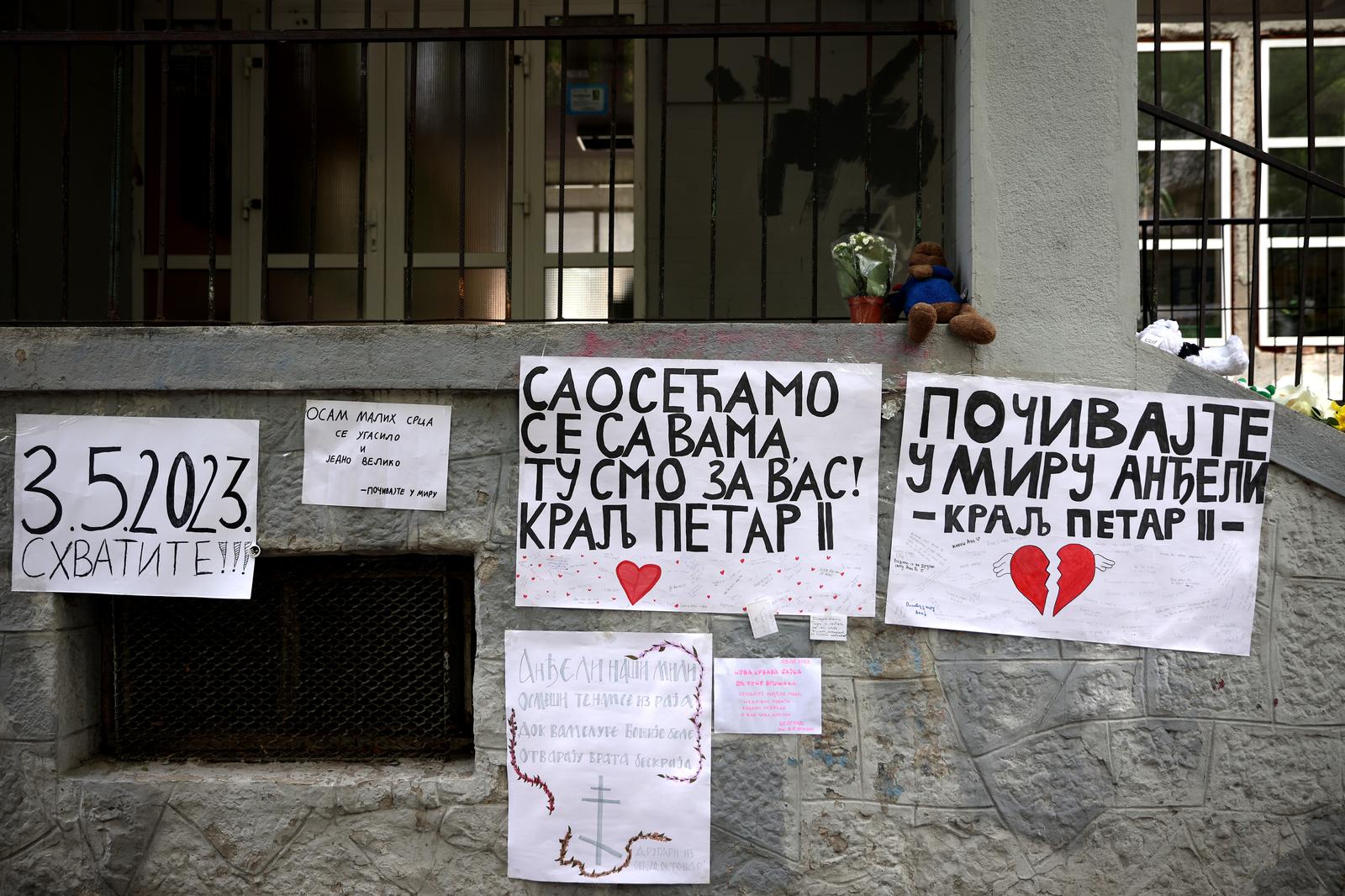 06.05.2023., Beograd, Bosna i Hercegovina - Brojni ljudi i cetvrti dan od ubojstva dolaze ispred osnovne skole "Vladislav Ribnikar" ostavljaju poruke, cvijece i pale svijece. Photo: Armin Durgut/PIXSELL
