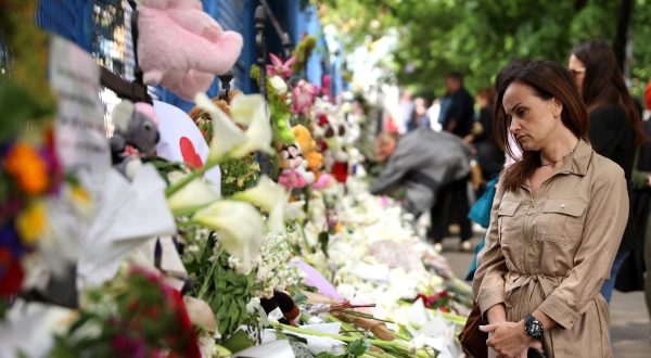 06.05.2023., Beograd, Bosna i Hercegovina - Brojni ljudi i cetvrti dan od ubojstva dolaze ispred osnovne skole "Vladislav Ribnikar" ostavljaju poruke, cvijece i pale svijece. Photo: Armin Durgut/PIXSELL