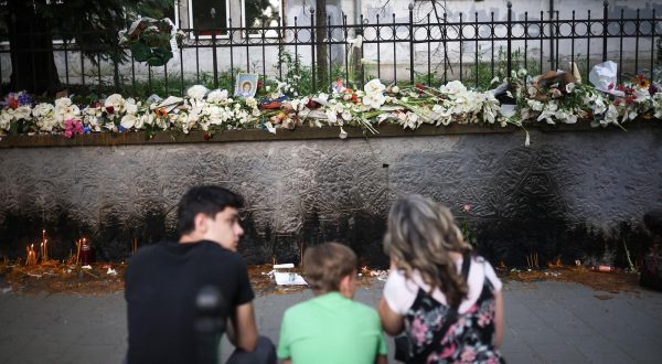 07.05.2023., Beograd,  Veliki broj gradjana neprestano dolazi ispred osnovne skole "Vladislav Ribnikar”, kako bi se upisao u knjigu zalosti i zapalili svijece za sve zrtve. Ostavljaju vrl dirljive poruke Photo: Armin Durgut/PIXSELL