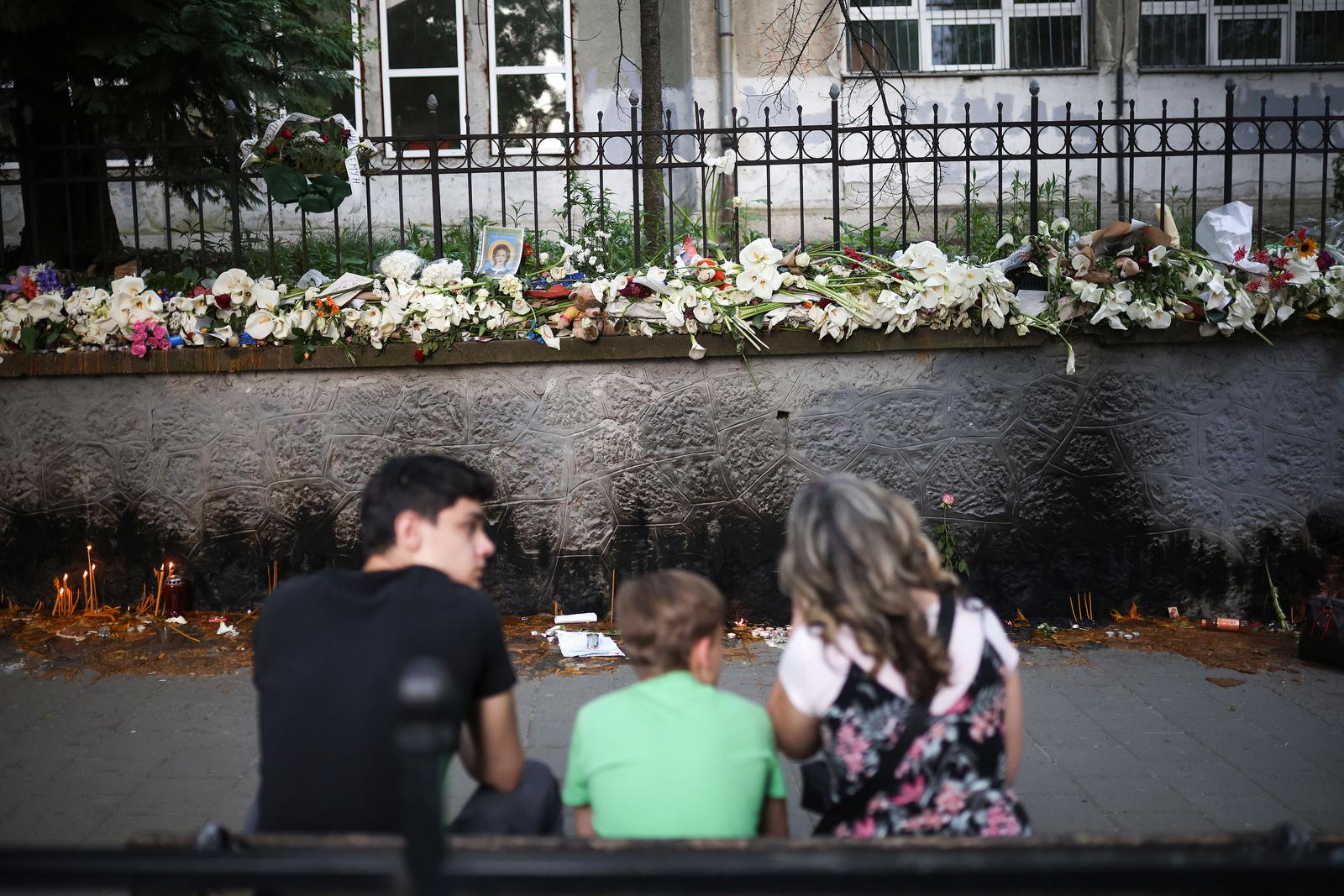 07.05.2023., Beograd,  Veliki broj gradjana neprestano dolazi ispred osnovne skole "Vladislav Ribnikar”, kako bi se upisao u knjigu zalosti i zapalili svijece za sve zrtve. Ostavljaju vrl dirljive poruke Photo: Armin Durgut/PIXSELL