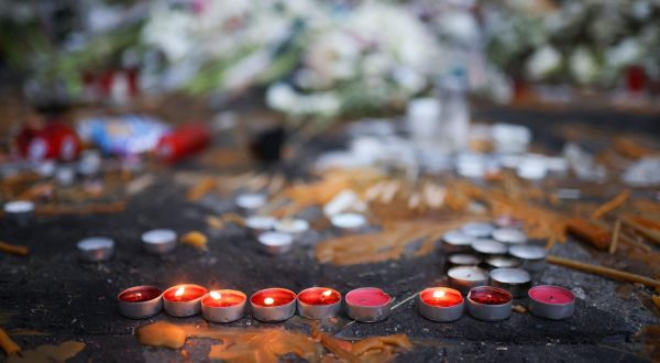 07.05.2023., Beograd,  Veliki broj gradjana neprestano dolazi ispred osnovne skole "Vladislav Ribnikar”, kako bi se upisao u knjigu zalosti i zapalili svijece za sve zrtve. Ostavljaju vrl dirljive poruke Photo: Armin Durgut/PIXSELL