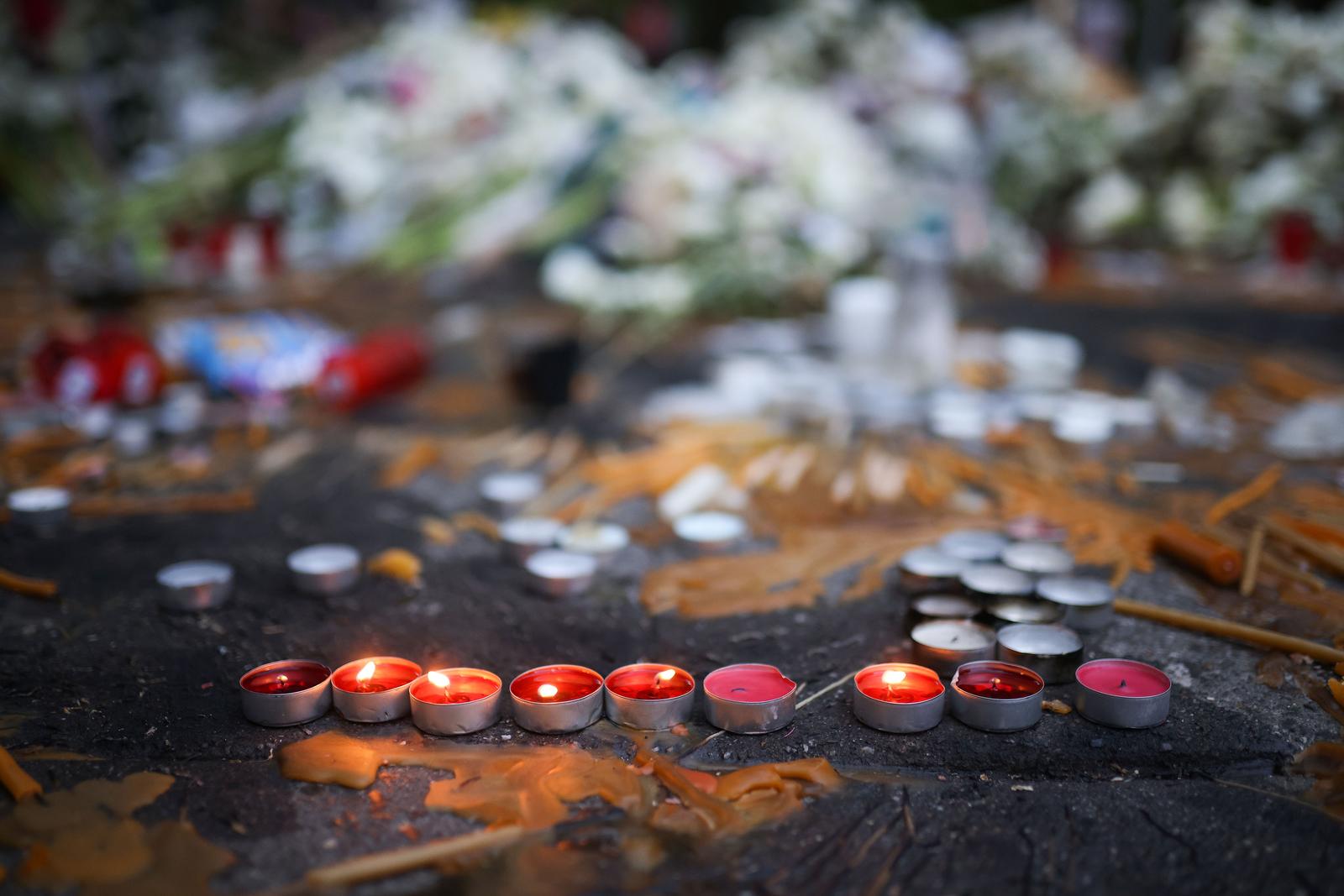07.05.2023., Beograd,  Veliki broj gradjana neprestano dolazi ispred osnovne skole "Vladislav Ribnikar”, kako bi se upisao u knjigu zalosti i zapalili svijece za sve zrtve. Ostavljaju vrl dirljive poruke Photo: Armin Durgut/PIXSELL
