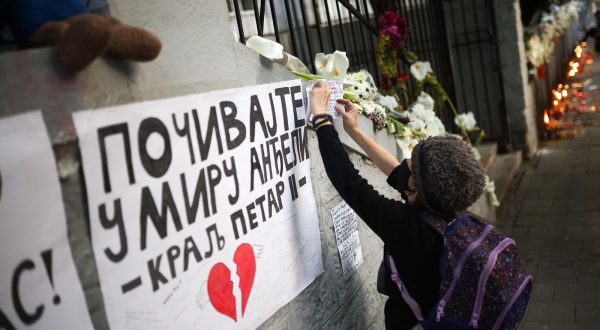 07.05.2023., Beograd,  Veliki broj gradjana neprestano dolazi ispred osnovne skole "Vladislav Ribnikar”, kako bi se upisao u knjigu zalosti i zapalili svijece za sve zrtve. Ostavljaju vrl dirljive poruke Photo: Armin Durgut/PIXSELL