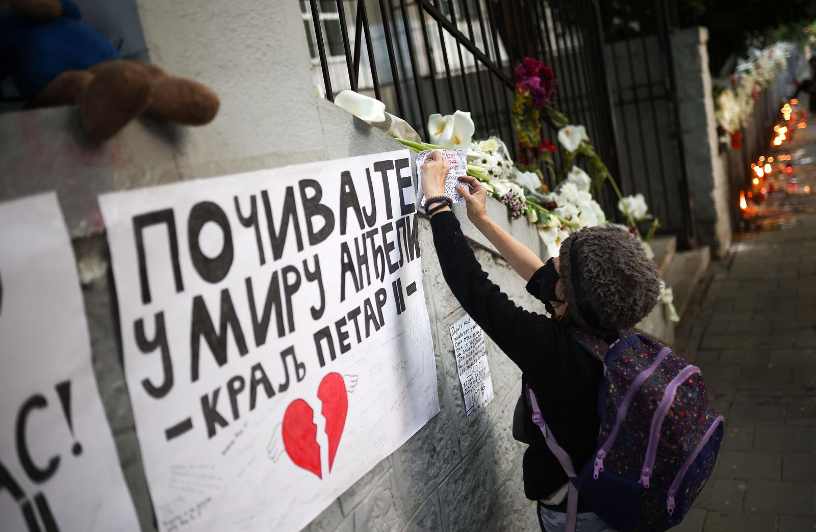 07.05.2023., Beograd,  Veliki broj gradjana neprestano dolazi ispred osnovne skole "Vladislav Ribnikar”, kako bi se upisao u knjigu zalosti i zapalili svijece za sve zrtve. Ostavljaju vrl dirljive poruke Photo: Armin Durgut/PIXSELL