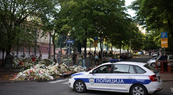07.05.2023., Beograd,  Veliki broj gradjana neprestano dolazi ispred osnovne skole "Vladislav Ribnikar”, kako bi se upisao u knjigu zalosti i zapalili svijece za sve zrtve. Ostavljaju vrl dirljive poruke Photo: Armin Durgut/PIXSELL