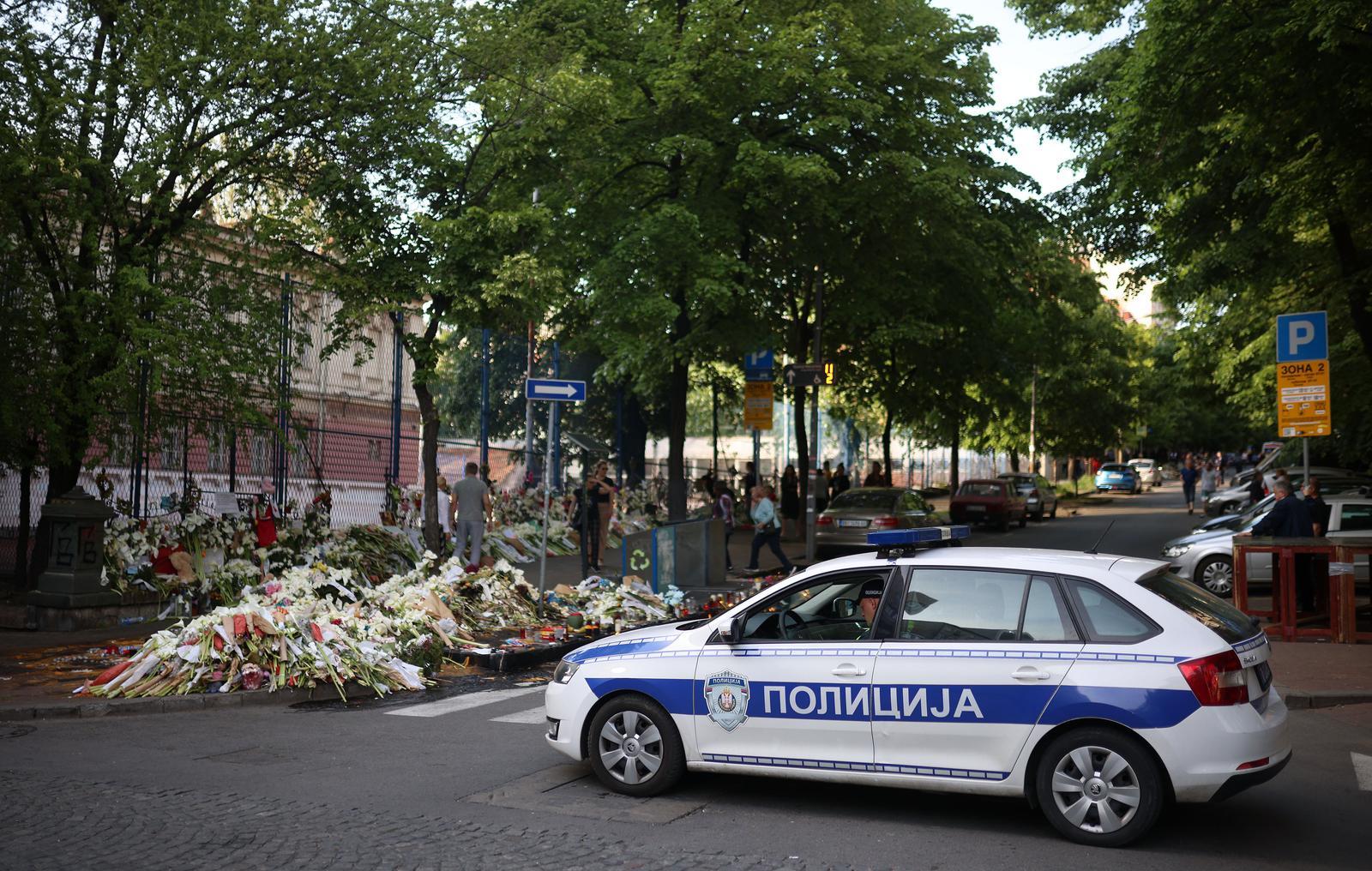 07.05.2023., Beograd,  Veliki broj gradjana neprestano dolazi ispred osnovne skole "Vladislav Ribnikar”, kako bi se upisao u knjigu zalosti i zapalili svijece za sve zrtve. Ostavljaju vrl dirljive poruke Photo: Armin Durgut/PIXSELL