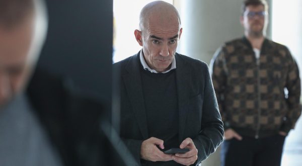 07.11.2022., Zagreb - Odvjetnik Ljubo Pavasovic Viskovic u Zracnoj luci dr. Franjo Tudjman ceka Miodraga Borojevica, covjeka koji je savjetovao arapskog seika oko preuzimanja ruskog udjela u Fortenovi.   Photo: Jurica Galoic/PIXSELL