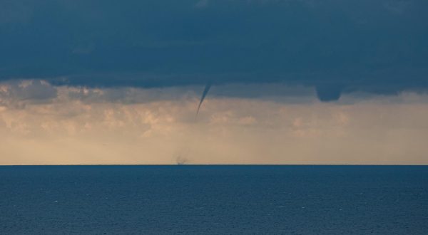 08.01.2023., Uvala Lapad, Dubrovnik - Nakon dugog niza lijepog i suncanog vremena prognoza se mijenja. Nakupljaju se oblaci a na moru se pocinju stvarati "pijavice"
   Photo: Grgo Jelavic/PIXSELL