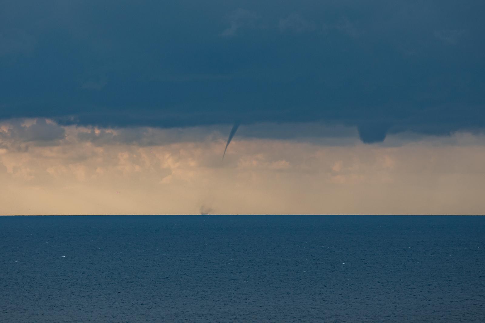 08.01.2023., Uvala Lapad, Dubrovnik - Nakon dugog niza lijepog i suncanog vremena prognoza se mijenja. Nakupljaju se oblaci a na moru se pocinju stvarati "pijavice"
   Photo: Grgo Jelavic/PIXSELL
