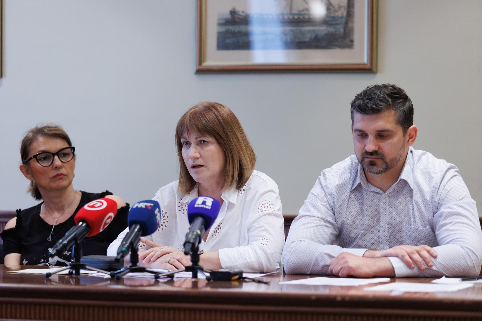 08.05.2023.., Rijeka - Nakon visemjesecnih kolektivnih pregovora za zaposlene u djecjim vrticima Rijeka, More i Susak, otvoren je proces mirenja. Iako su Grad i sindikati bili nadomak postizanja dogovora, mirenje je zavrseno neuspjesno, jer Grad nije pristao na posljednji zahtjev sindikata koji se odnosio na visinu koeficijenta za VSS. S obzirom na negativan ishod procesa mirenja, sindikati su spremni na industrijske akcije. Na konferenciji su prisustvovali Bozica Zilic, SOMK, Ingrid Cavic, SOMK, Maja Ruzic, SOMK, Vedran Sabljak, SIKD i Nikolina Decaj, SIKD.   Photo: Nel Pavletic/PIXSELL