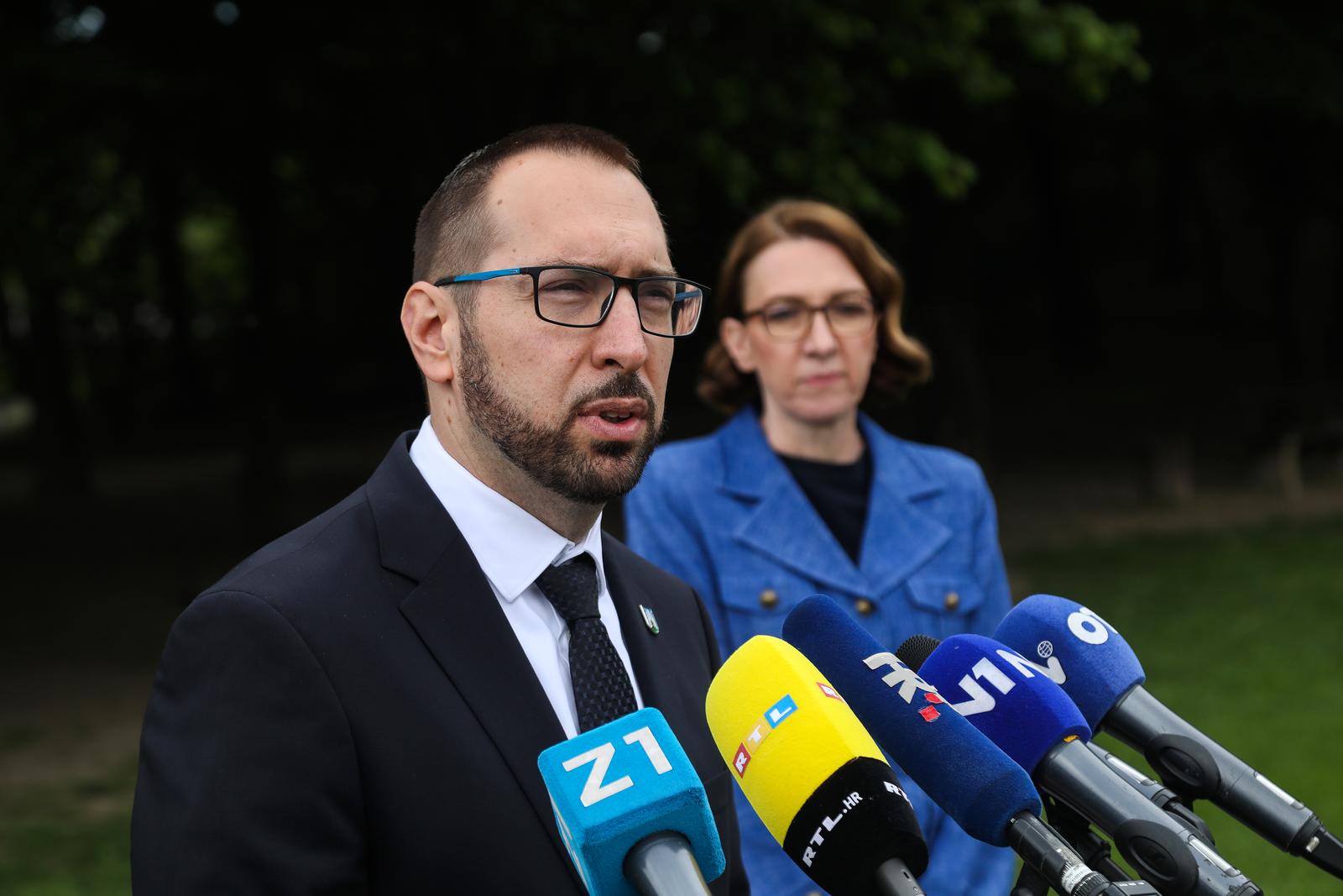 09.05.2023. Zagreb -  Gradonacelnik Zagreba Tomislav Tomasevic otkrio je spomen plocu i polozio vijenac na spomenik u spomen parku Dotrscina, a nakon toga odrzao redovnu konferenciju za medije. Photo: Zeljko Hladika/PIXSELL