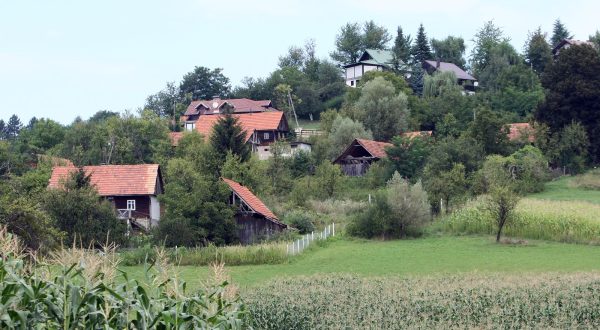 21.08.2009., Zapresic, Dubrava Puscanska - Idilicno brdasce na kojem mnogi politicari, doktori i odvjetnici imaju svoje kuce za odmor. Vikendica odvjetnika Ivana Mikulicica.rPhoto: Jurica Galoic/24sata