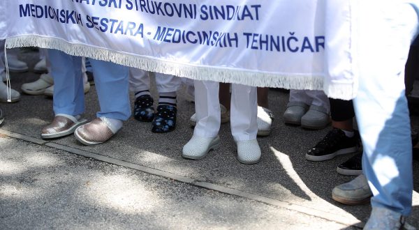 09.09.2019., Zagreb - Prosvjed 5 do 12, prosvjedna aktivnost u organizaciji Hrvatskog strukovnog sindikata medicinskih sestara - medicinskih tehnicara i Samostalnog sindikata zdravstva i socijalne skrbi Hrvatske u borbi za poboljsanje uvjeta rada medicinskih sestara ispred KB Sveti Duh. r"nPhoto: Goran Stanzl/PIXSELL