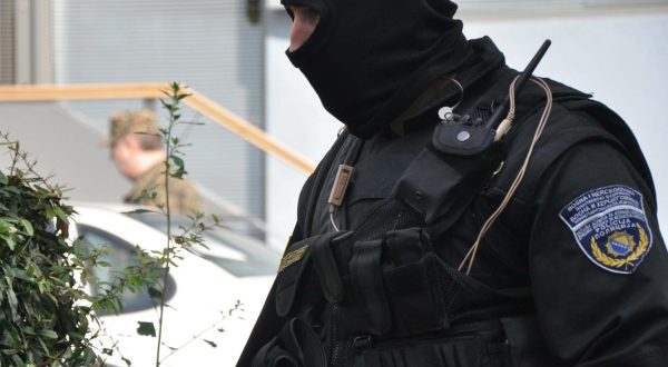 05.11.2009. ,Sarajevo - Ulica Kulovica,u jutarnjim satima uhicen je Nihad Bojadzic,bivsi pripadnik armije BiH i aktivni casnik oruzanih snaga BiH koji je zajedno s generalom Seferom Halilovicem i Nihadom Hodzicem sumnjici za ratne zlocine pocinjene nad hrvatimauzdola.Obzirom da je aktivno vojno lice Bojadzic je svoj stan napustio u vojnom vozilu u pratnji jednog docasnika oruzanih snaga BiHrPhoto:Zvonimir Coric/VLM/PIXSELL