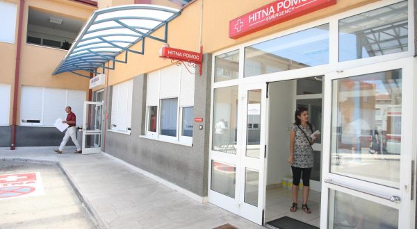 29.07.2010., Metkovic - Nakon teske prometne nesrece i trostrukog sudara u Kleku oko 3.30 neki od ozlijedjenih prebaceni su na hitnu pomoc u Metkovic. Petorica sudionika nezgode koji su bili u golfu dubrovackih registarskih oznaka boraviste imaju u Metkovicu. r"nPhoto: Ivo Cagalj/PIXSELL