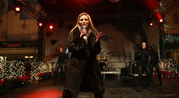 21.12.2010., Zagreb - Zaklada Ana Rukavina organizirala je tradicionalni peti po redu humanitarni bozicni koncert na Trgu bana Jelacica pod nazivom 'Zelim zivot' kao zahvalu svima koji su tijekom godina pomagali rad Zaklade. Pjevacica ET-a Katarina Rautek. rPhoto: Sanjin Strukic/PIXSELL