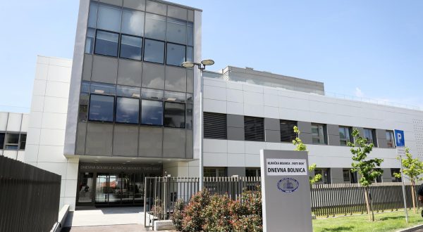 11.06.2021., Zagreb - Gradonacelnik Grada Zagreba Tomislav Tomasevic u drustvu ministra Vili Berosa i ravnatelja Mladena Busic otvorio je nove prostorije Dnevne bolnice u okviru KB Sveti Duh. Nova Dnevna bolnica raspolaze sa 65 smjestajnih jedinica i obuhvaca vise tehnoloskih cjelina -internisticki, neuroloski, kirurski, anestezioloski, ginekoloski te terapijski dio za potrebe fizikalne medicine i rehabilitacije. rPhoto: Emica Elvedji/PIXSELL