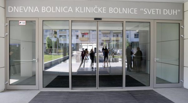 11.06.2021., Zagreb - Gradonacelnik Grada Zagreba Tomislav Tomasevic u drustvu ministra Vili Berosa i ravnatelja Mladena Busic otvorio je nove prostorije Dnevne bolnice u okviru KB Sveti Duh. Nova Dnevna bolnica raspolaze sa 65 smjestajnih jedinica i obuhvaca vise tehnoloskih cjelina -internisticki, neuroloski, kirurski, anestezioloski, ginekoloski te terapijski dio za potrebe fizikalne medicine i rehabilitacije. rPhoto: Emica Elvedji/PIXSELL