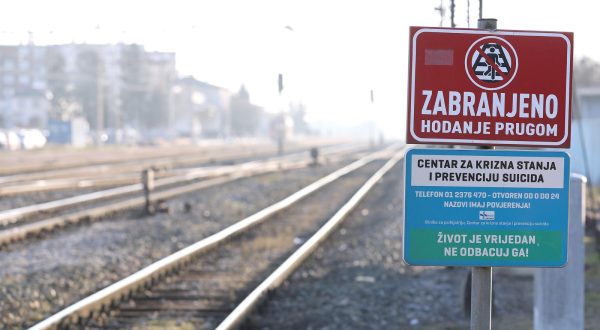 12.10.2022., Zagreb - Na pruznom prijelazu u Sesvetama uz zabranu hodanja prugom postavljena je i ploca sa kontaktom centra za krizna stanja i prevenciju suicida. Photo: Patrik Macek/PIXSELL