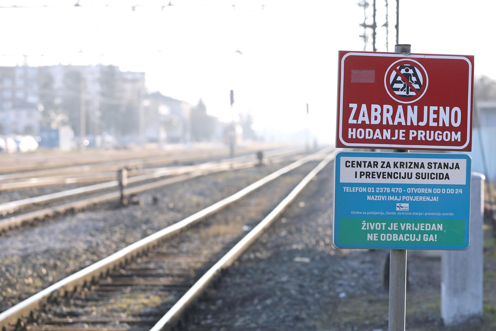12.10.2022., Zagreb - Na pruznom prijelazu u Sesvetama uz zabranu hodanja prugom postavljena je i ploca sa kontaktom centra za krizna stanja i prevenciju suicida. Photo: Patrik Macek/PIXSELL