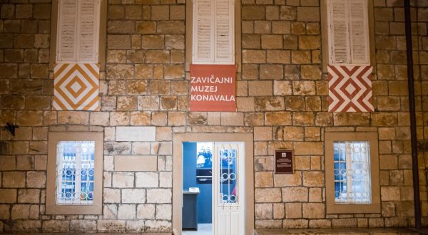 12.03.2018., Cilipi, Konavle - Izlozba "Utkane poruke", koju je organiziralo Hrvatsko-americko drustvo prijateljstva. Na prvi pogled to su dva nespojiva svijeta i dvije razlicite kulture, no zene iz Konavla i Navaho Indijanke povezuje univerzalna svijest da se i vezovima i tkaninama, i u njih utkanim simbolima, prenosi i cuva tradicija. "nPhoto: Grgo Jelavic/PIXSELL