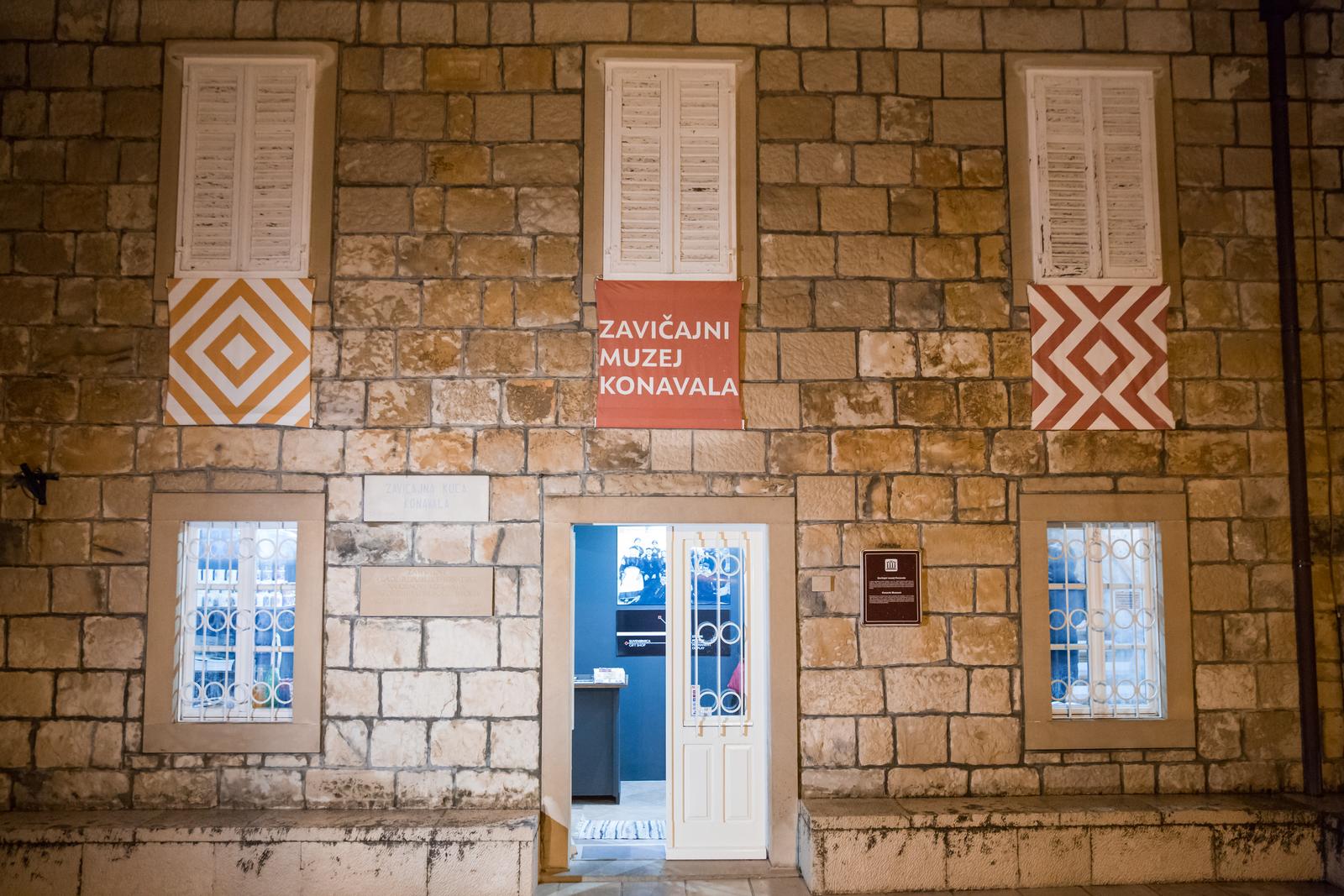 12.03.2018., Cilipi, Konavle - Izlozba "Utkane poruke", koju je organiziralo Hrvatsko-americko drustvo prijateljstva. Na prvi pogled to su dva nespojiva svijeta i dvije razlicite kulture, no zene iz Konavla i Navaho Indijanke povezuje univerzalna svijest da se i vezovima i tkaninama, i u njih utkanim simbolima, prenosi i cuva tradicija. "nPhoto: Grgo Jelavic/PIXSELL