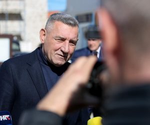 12.03.2023., Pakostane - General Ante Gotovina zupnoj crkvi u rodnim Pakostanima poklonio 22 vitraja s oslikanim svecima Photo: Sime Zelic/PIXSELL