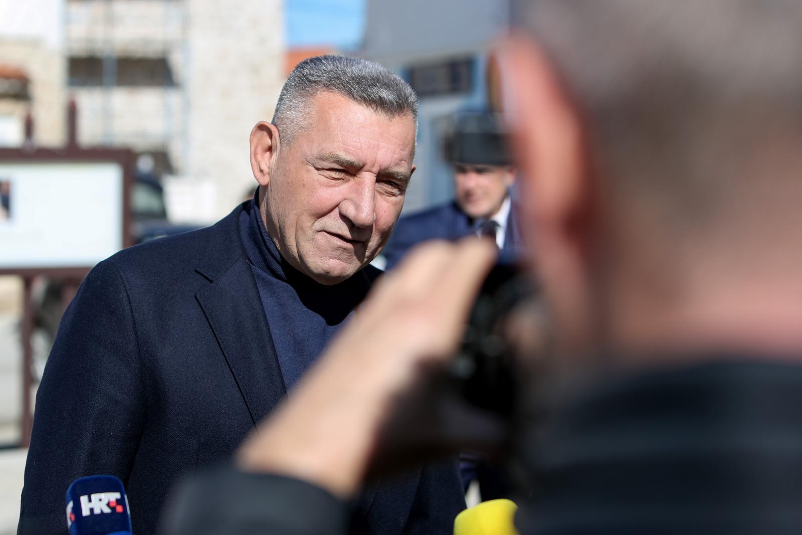 12.03.2023., Pakostane - General Ante Gotovina zupnoj crkvi u rodnim Pakostanima poklonio 22 vitraja s oslikanim svecima Photo: Sime Zelic/PIXSELL