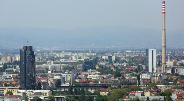 12.04.2017., Zagreb - Pogled na grad s nebodera u Strojarskoj ulici."nPhoto: Borna Filic/PIXSELL