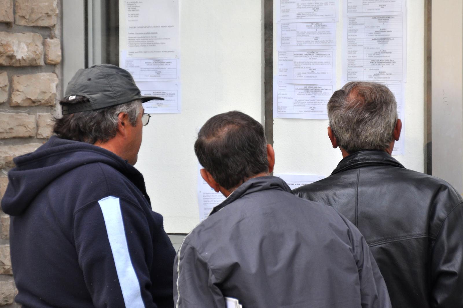 14.05.2012., Pula - Gradjani ispred burze rada gledaju liste sa ponudjenim zaposlenjima."nPhoto: Dusko Marusic/PIXSELL"n"n"n