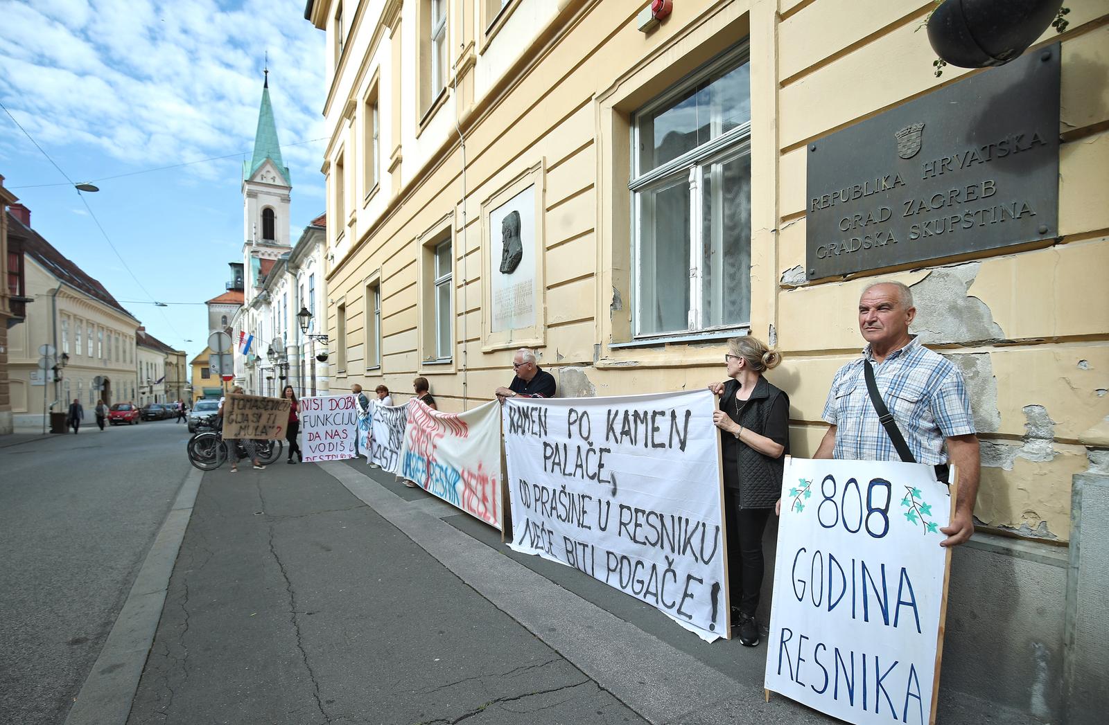 12.07.2022., Zagreb - Prosvjedni performans Udruge za zastitu okolisa Resnik (UZOR) uoci 14. sjednice Gradske skupstine Grada Zagreba. Performans pod nazivom "Kaos s otpadom: Novo odlagaliste gradjevnog otpada u Resniku je nezakoniti i stetni projekt interesnog lobija".  Photo: Sanjin Strukic/PIXSELL
