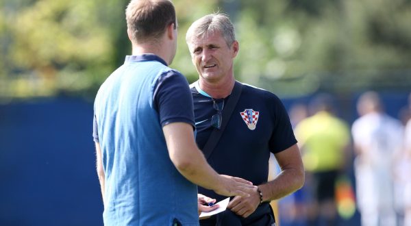 Zagreb: 16. međunarodni turnir Mladen Ramljak, Hrvatska - Eintracht Frankfurt  12.08.2018., Zagreb - 16. Internacionalni nogometni turnir "Mladen Ramljak" 2018. Turnir za mljadje uzraste odrzava se na terenu "Hitrec Kacijan". Utakmica Hrvatska U19 – Eintracht Frankfurt (3. mjesto). Trener Hrvatske Robert Jarni. rPhoto: Luka Stanzl/PIXSELL