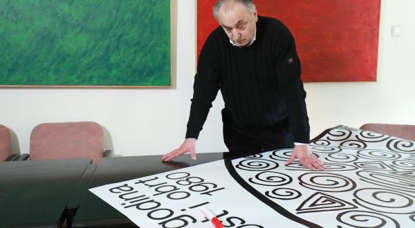 13.02.2020., Zagreb - Istaknuti umjetnik Boris Bucan u povodu obiljezavanja 140. rodjendana Muzeja za umjetnost i obrt redizajnirao je svoj plakat iz 1980. godine: Kada ste u posljednjih 100 godina bili u Muzeju za umjetnost i obrt, koji je izradio u povodu obiljezavanja 100. godisnjice Muzeja. Ravnatelj MUO Miroslav Gasparovic i autor plakata Boris Bucan. Photo: Sanjin Strukic/PIXSELL
