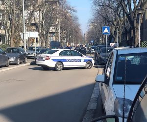 13, March, 2022, Belgrade - A bomb was found in Sremskih odreda Street in New Belgrade, near the Sevdah restaurant, a bomb was found under a Mercedes B class car, the police closed the street and a police team is waiting to deactivate the bomb. Photo: M.M./ATAImages  13, ozujak, 2022, Beograd  - U Ulici Sremskih odreda na Novom Beogradu, kod restorana Sevdah ispod automobila Mercedes B klase pronadjena je bomba. Policija je zatvorila ulicu i ceka se ekipa policije koja ce deaktivirati bombu. Photo: M.M./ATAImages Photo: M.M./ATAImages/PIXSELL