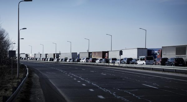 12.03.2022., Yavoriv, Ukrajina - Na granicnom prijelazu u blizini ukrajinskog grada Yavoriv vidljive su kilometarske kolone automobila, kamiona i autobusa na putu u Poljsku. Grad Yavoriv koji se nalazi manje od 30km od Poljske, napadnut je dan nakon sto su snimljene ove fotografije. Photo: Milan Sabic/PIXSELL