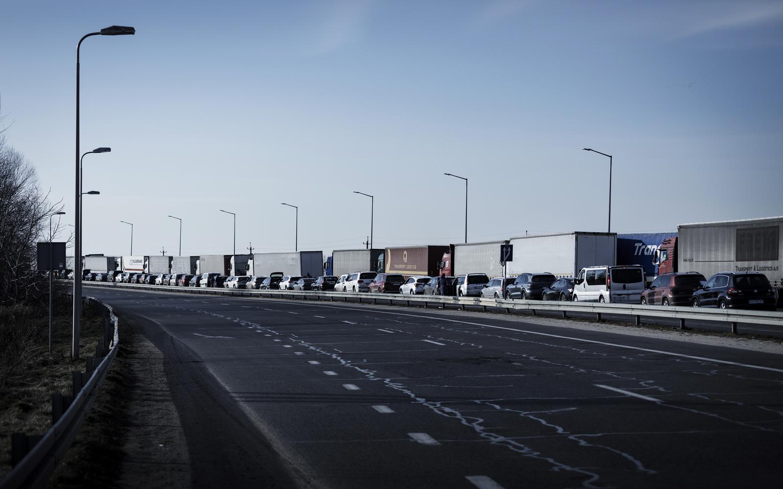 12.03.2022., Yavoriv, Ukrajina - Na granicnom prijelazu u blizini ukrajinskog grada Yavoriv vidljive su kilometarske kolone automobila, kamiona i autobusa na putu u Poljsku. Grad Yavoriv koji se nalazi manje od 30km od Poljske, napadnut je dan nakon sto su snimljene ove fotografije. Photo: Milan Sabic/PIXSELL