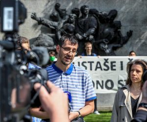 13.05.2020., Zagreb - Ispred spomenika "Strijeljanje talaca" na juznoj strani Strossmayerovog trga,rRadnicka fronta je odrzala povodom obiljezavanja Bleiburga konferenciju za medije na kojoj su govorili Kresimir Sucevic-Medjeral, kandidatkinja na proteklim predsjednickim izborima Katarina Peovic te David Bilic, zastupnik u zagrebackoj Gradskoj skupstini.rPhoto: Slavko Midzor/PIXSELL