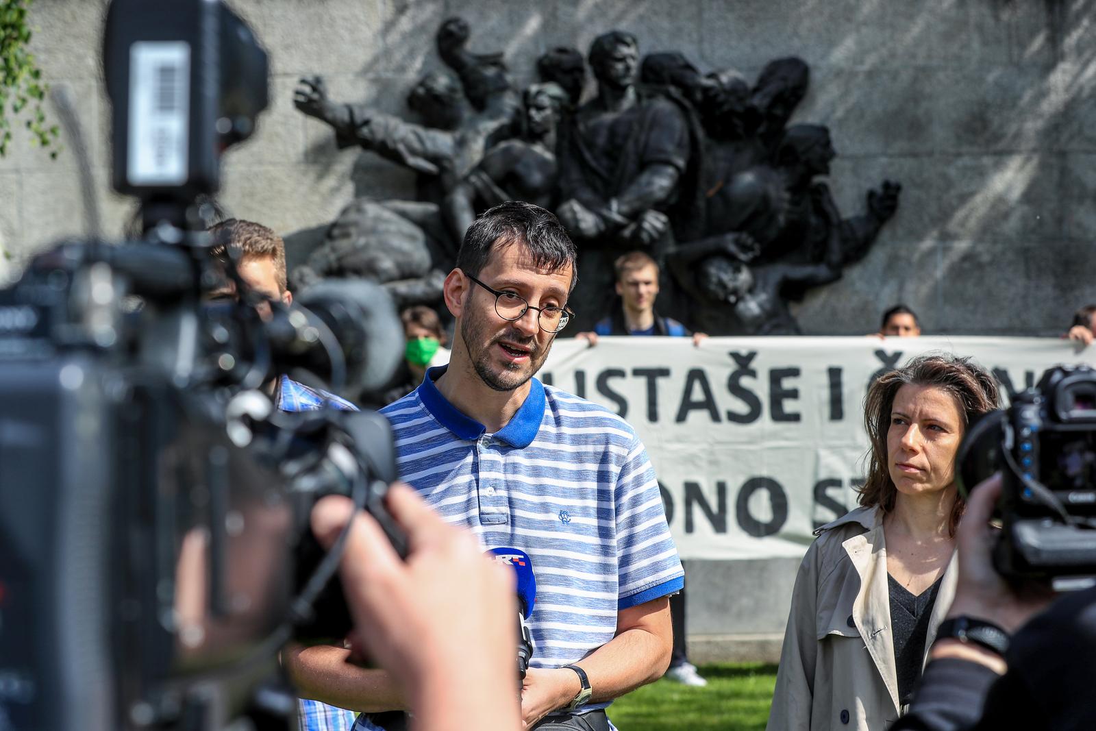 13.05.2020., Zagreb - Ispred spomenika "Strijeljanje talaca" na juznoj strani Strossmayerovog trga,rRadnicka fronta je odrzala povodom obiljezavanja Bleiburga konferenciju za medije na kojoj su govorili Kresimir Sucevic-Medjeral, kandidatkinja na proteklim predsjednickim izborima Katarina Peovic te David Bilic, zastupnik u zagrebackoj Gradskoj skupstini.rPhoto: Slavko Midzor/PIXSELL