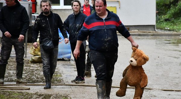 13.05.2023., Cacinci - Novoizgradjeni djecji vrtic i objekti sportskog centra poplavljeni su u bujici nakon snaznog nevremena i obilne kise. Stete su ogromne. Voda je u prostorijama dosezala razinu gotovo do stropa. Unisten je namjestaj i sav inventar. Vodeni stup podigao je podove, unistena je stolarija.  Photo: Ivica Galovic/PIXSELL
