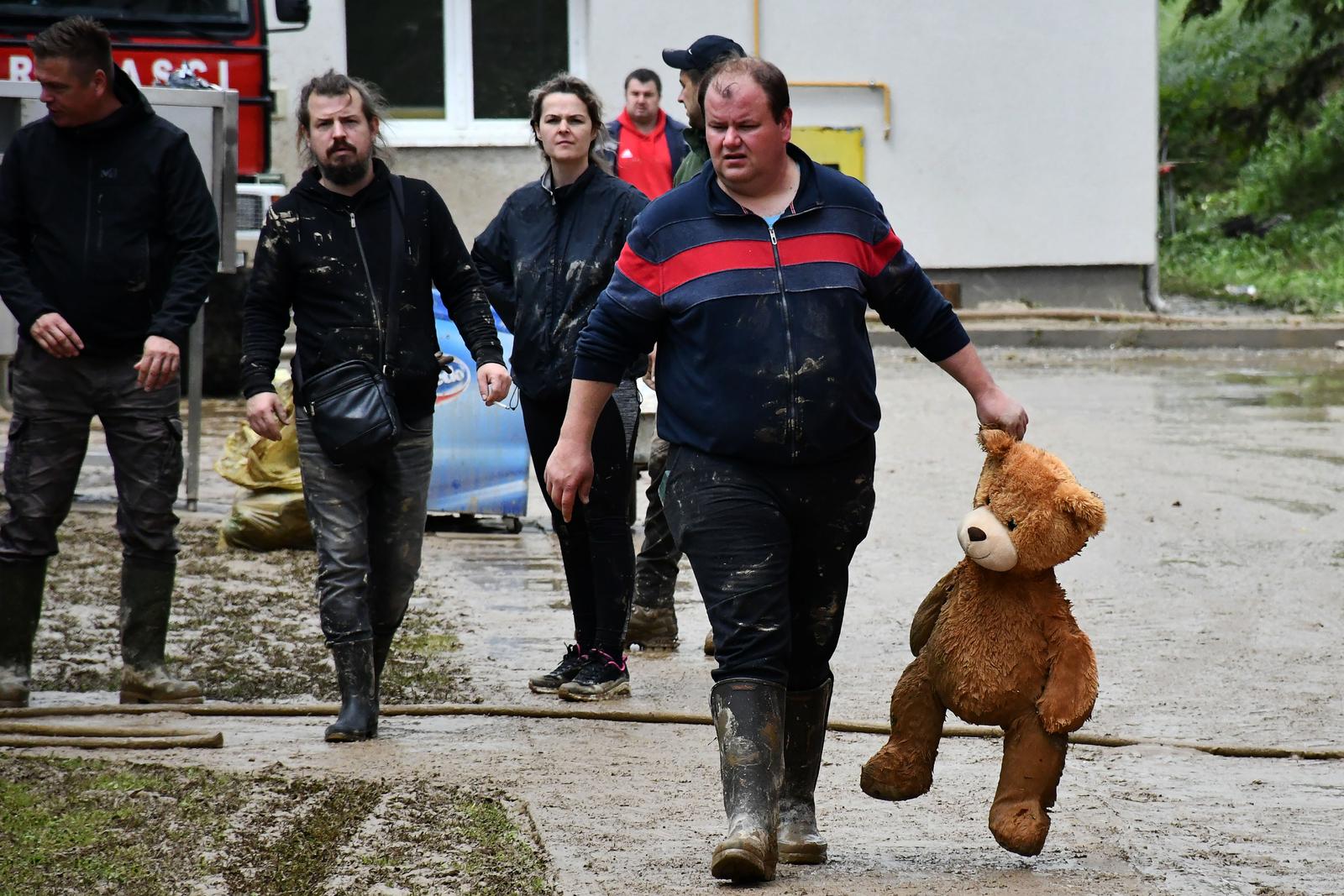 13.05.2023., Cacinci - Novoizgradjeni djecji vrtic i objekti sportskog centra poplavljeni su u bujici nakon snaznog nevremena i obilne kise. Stete su ogromne. Voda je u prostorijama dosezala razinu gotovo do stropa. Unisten je namjestaj i sav inventar. Vodeni stup podigao je podove, unistena je stolarija.  Photo: Ivica Galovic/PIXSELL