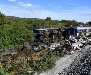 13.09.2022., Rajic, Novska - Na mjestu sudara vlakova u Rajicu uspostavljen je promet, ali samo juznim kolosijekom.  Na sjevernom kolosijeku radnici HZ-a uspostavljaju elektricne vodove. Olupina putnickog vlaka i dijelovi teretnih vagona cekaju specijalnu dizalicu i transport s mjesta nesrece. Photo: Ivica Galovic/PIXSELL Photo: Ivica Galovic/PIXSELL