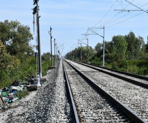 13.09.2022., Rajic, Novska - Na mjestu sudara vlakova u Rajicu uspostavljen je promet, ali samo juznim kolosijekom.  Na sjevernom kolosijeku radnici HZ-a uspostavljaju elektricne vodove. Olupina putnickog vlaka i dijelovi teretnih vagona cekaju specijalnu dizalicu i transport s mjesta nesrece. Photo: Ivica Galovic/PIXSELL Photo: Ivica Galovic/PIXSELL