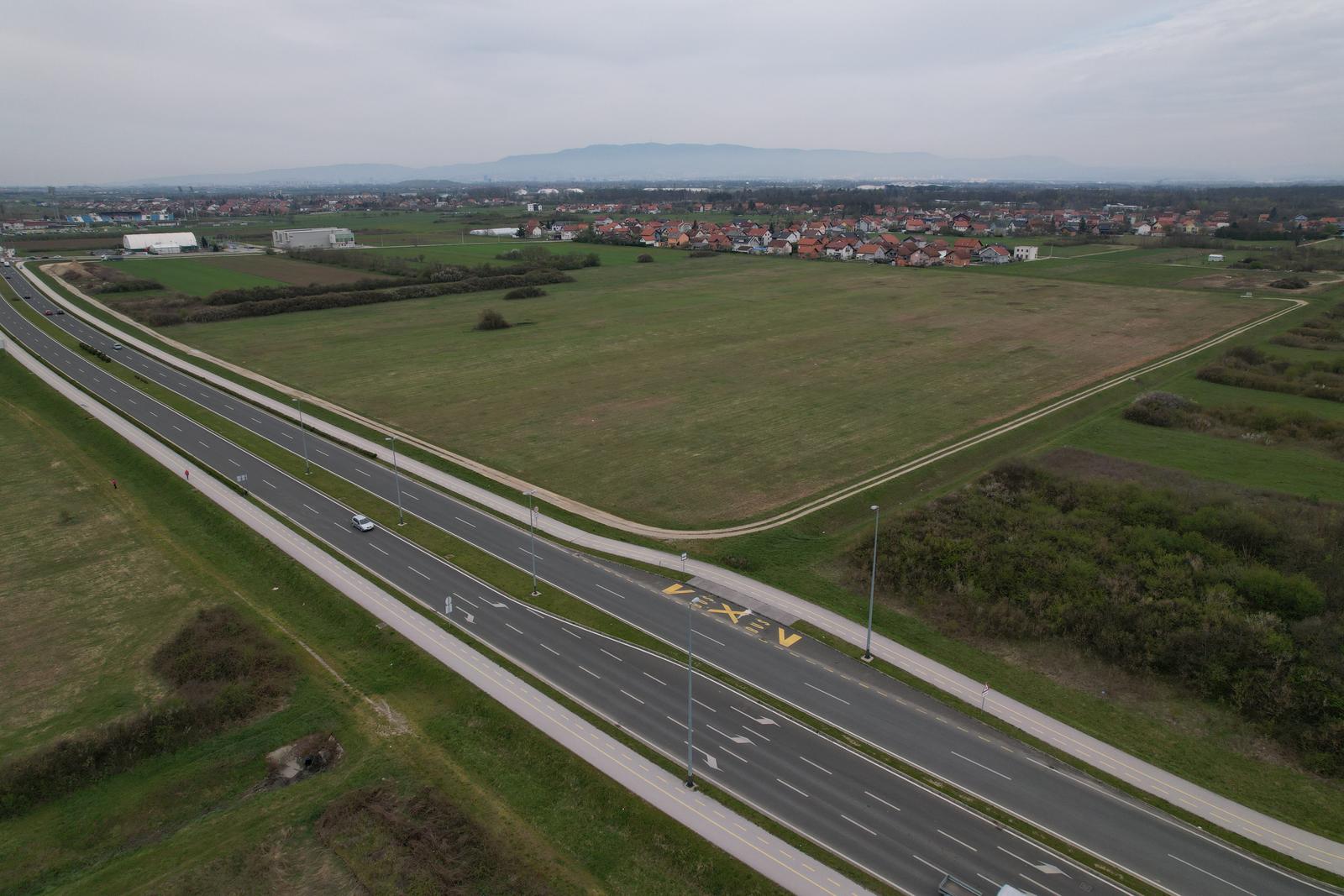 07.04.2023., Velika Gorica - Pogled iz zraka na zemljiste gdje se planira gradnja nogometnog kampa Hrvatskog nogometnog saveza. Photo: Slaven Branislav Babic/PIXSELL
