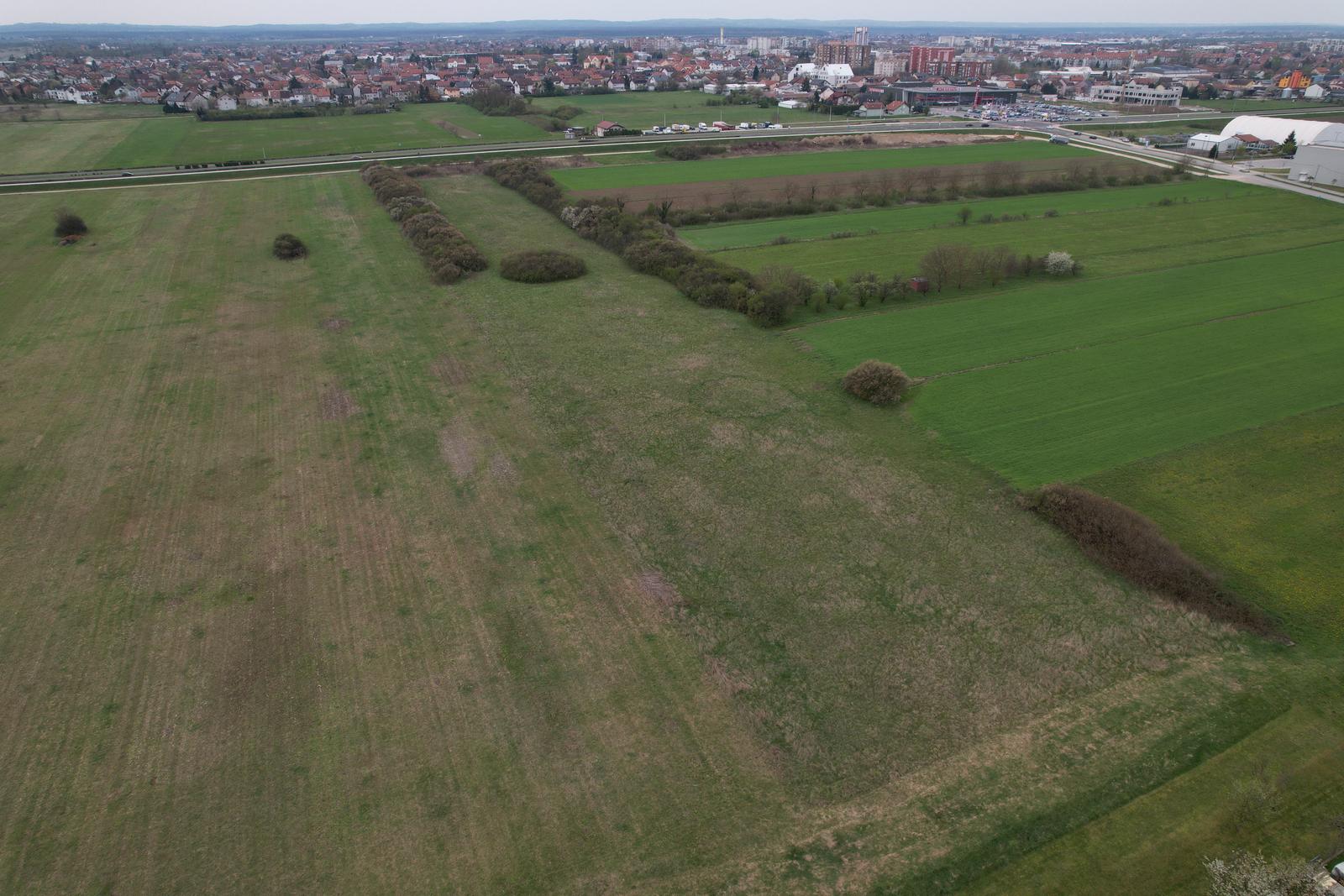 07.04.2023., Velika Gorica - Pogled iz zraka na zemljiste gdje se planira gradnja nogometnog kampa Hrvatskog nogometnog saveza. Photo: Slaven Branislav Babic/PIXSELL