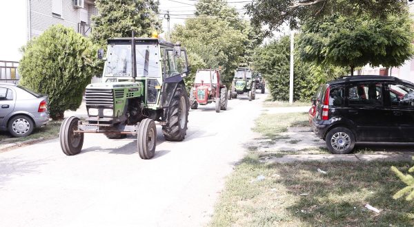 14, August, 2022, Pancevo - Farmers used tractors to block the bridge over the Thames in Pancevo. Photo: Amir Hamzagic/ATAImages

14, avgust, 2022, Pancevo  - Poljoprivrednici su traktorima blokirali most na Tamisu u Pancevu. Photo: Amir Hamzagic/ATAImages Photo: Amir Hamzagic/ATAImages/PIXSELL