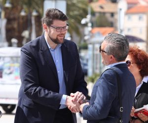 15.04.2023., Split - Socijaldemokratski forum zena organizirao je humanitarnu akciju "Omiljeni cvijet Ane Rukavine", kojim se prikupljaju sredstva u korist Zaklade Ana Rukavina u svrhu razvoja Registra dobrovoljnih darivatelja krvotvornih maticnih stanica.
Peda Grbin Photo: Miroslav Lelas/PIXSELL