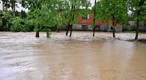 15.05.2014., Trenkovo - Zbog kise koja neprestano pada vec drugi dan, velike oborinske vode plave naselja u podnozju planina Papuk i Krndija. Alarmantno je stanje u Mihaljevcima i Trenkovu. Velicanka neprestano raste. Pune se vrece s pijeskom i grade zeciji nasipi.rPhoto: Dusan Mirkovic/PIXSELL